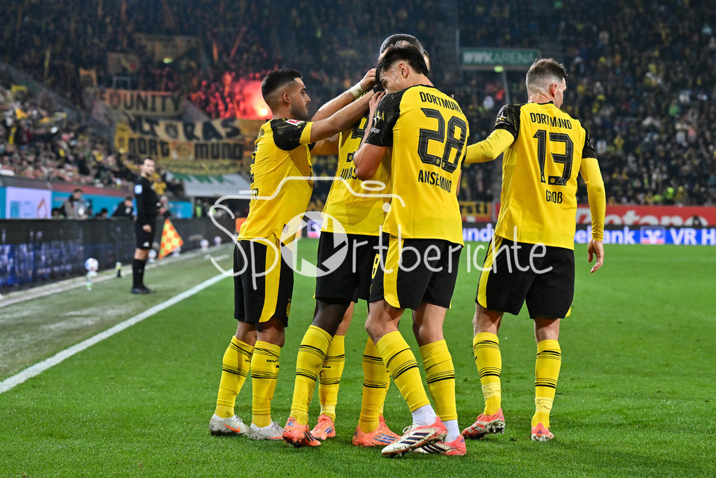 FC Augsburg - Borussia Dortmund | AUGSBURG, GERMANY - Serhou GUIRASSY (Borussia Dortmund 9) celebrates the goal to 0-1 during the bundesliga match between FC Augsburg vs. Borussia Dortmund on matchday 9 at WWK Arena on October 31, 2025 in Augsburg, Germany / DFL REGULATIONS PROHIBIT ANY USE OF PHOTOGRAPHS AS IMAGE SEQUENCES AND/OR QUASI-VIDEO / Carney CHUKWUEMEKA (Borussia Dortmund 17)