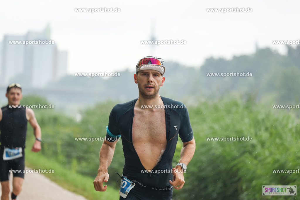 LUR_1065 | 34. M-net Erlanger Triathlon 2025 #erlangertriathlon  #mnettriathlon2025 #mnettriathlon #team #olympischedistanz #mitteldistanz #triathlon #maindonaukanal  #erlangertriathlon2025 #yourpictrs #tv1848 #tv1848erlangen  #triathlonbayern #sportinerlangen #demsportverbunden #sportshot_your_pictrs Copyright: www.sportshot.de