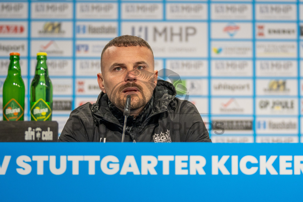 SV Stuttgarter Kickers vs. SGV Freiberg, Fussball, WFV-Pokal, Viertelfinale, 17.03.2026 | Kushtrim Lushtaku (Trainer SGV Freiberg) bei der Pressekonferenz nach der Niederlage,SV Stuttgarter Kickers vs. SGV Freiberg, Fussball, WFV-Pokal, Viertelfinale, 17.03.2026Foto: photosbyphips/Philip Ziegler