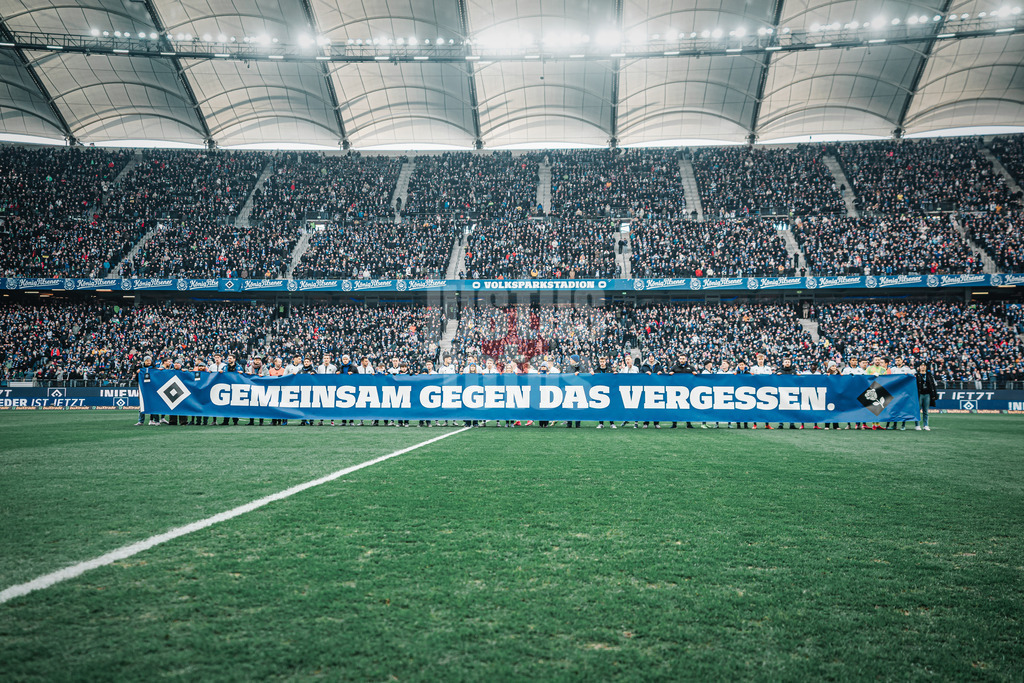 Fußball | Männer | Saison 2024/2025 | 2. Fußball-Bundesliga | 20. Spieltag | Hamburger SV vs. Hannover 96 | 02.02.2025 | Die Spieler des HSV stehen hinter einem Banner Transparent mit der Aufschrift: Gemeinsam gegen das Vergessen.