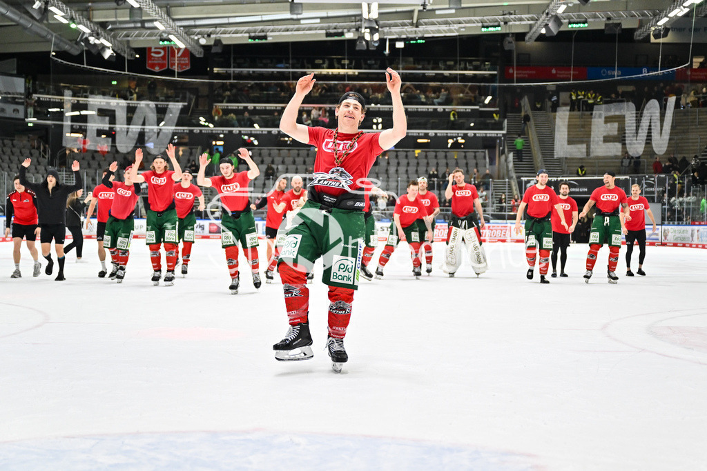 Augsburger Panther - Eisbären Berlin | AUGSBURG, GERMANY - 27. JANUARY: die Mannschaft der Panther feiert zusammen mit den Fans den 2-1 Heimsieg gegen Berlin nach dem Match zwischen den Augsburger Panthern und den Fischtown Pinguins am 43. Spieltag der Penny DEL im Curt Frenzel Stadion - Kyle MAYHEW (Augsburger Panther 27)