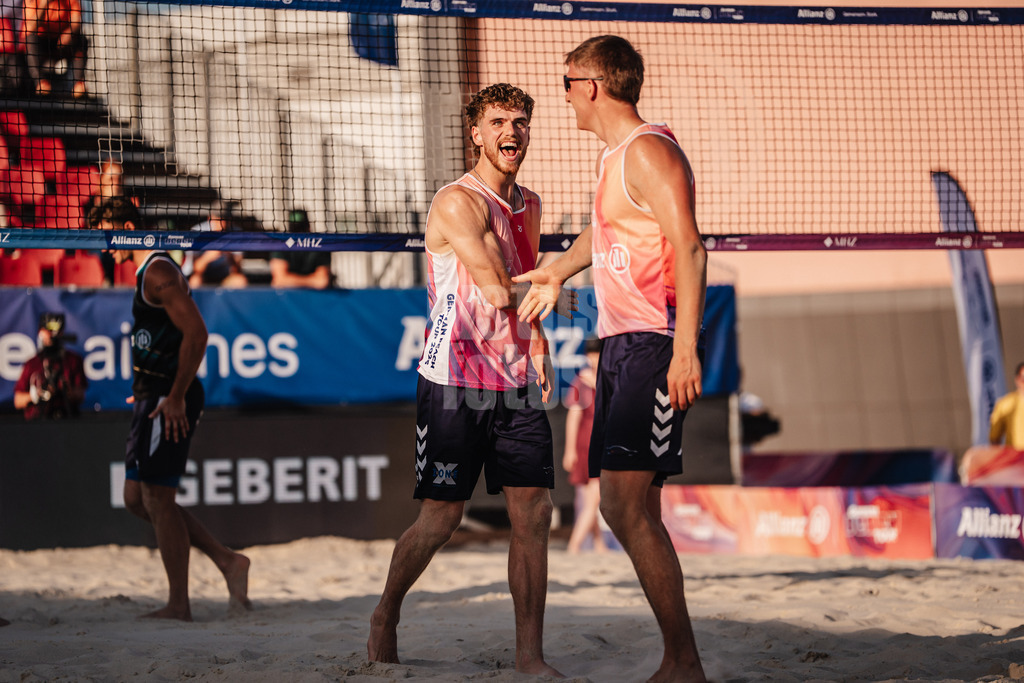 Beachvolleyball | Männer | Allianz German Beach Tour 2025 | Tourstop Bremen | 13.06.2025 | v.l. Luis Henrichs und Yannik Ahr freuen sich