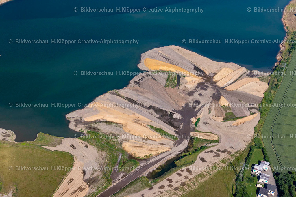 Luftbild Kamp-Lintfort-4795 | Luftbildfotografie See- Ufer und Abraum- Flächen des Baggersee und Kies- Tagebau an der Friedrichstraße in Kamp-Lintfort im Ruhrgebiet im Bundesland Nordrhein-Westfalen, Deutschland - Realisiert mit Pictrs.com