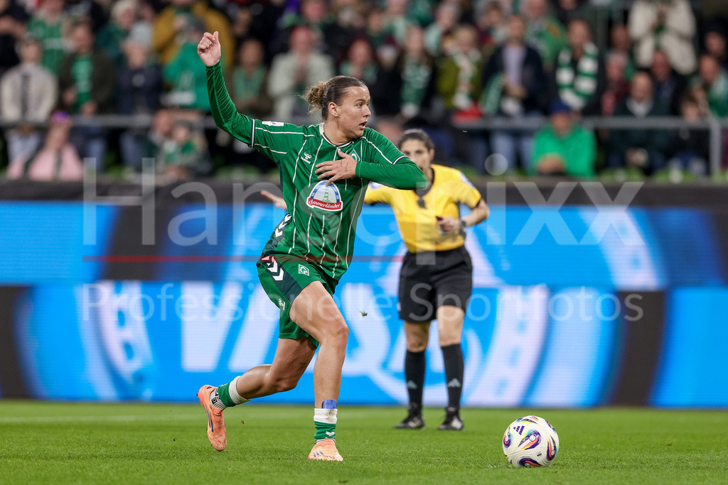 Fussball, Google Pixel Frauen-Bundesliga, SV Werder Bremen - Hamburger SV | Torschützin Larissa Mühlhaus (SV Werder Bremen, 7) beim Elfmeter, Strafstoß, Spielszene, Action, Aktion, erzielt das Tor zum 2:0, Treffer, Highlight, Torerfolg, DIE DFB-RICHTLINIEN UNTERSAGEN JEGLICHE NUTZUNG VON FOTOS ALS SEQUENZBILDER UND/ODER VIDEOÄHNLICHE FOTOSTRECKEN. DFB REGULATIONS PROHIBIT ANY USE OF PHOTOGRAPHS AS IMAGE SEQUENCES AND/OR QUASI-VIDEO.