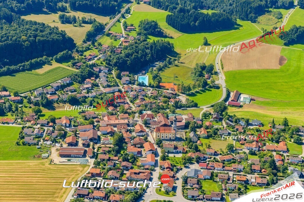 Luftaufnahme von  Vachendorf - Die Luftaufnahme wurde 2025 vom UL-Flugzeug heraus erstellt ( keine Drohne ) - Hochauflösende Luftaufnahme - für professionelle Ausdrucke geeignet. Die Geschenkidee !Mit Lizenz und Bildrechte bestellbar