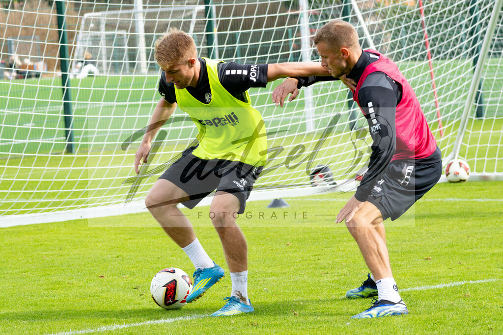 20260909_TRAOSN_0240 | Fußball, Herren: Fridolin Wagner (VfL Osnabrück) und Adrian Beck (VfL Osnabrück) im Zweikampf beim Training des VfL Osnabrück am 09.09.2026 im Sportpark Illoshöhe in Osnabrück, Deutschland.(Foto von Nico Paetzel) - Realisiert mit Pictrs.com