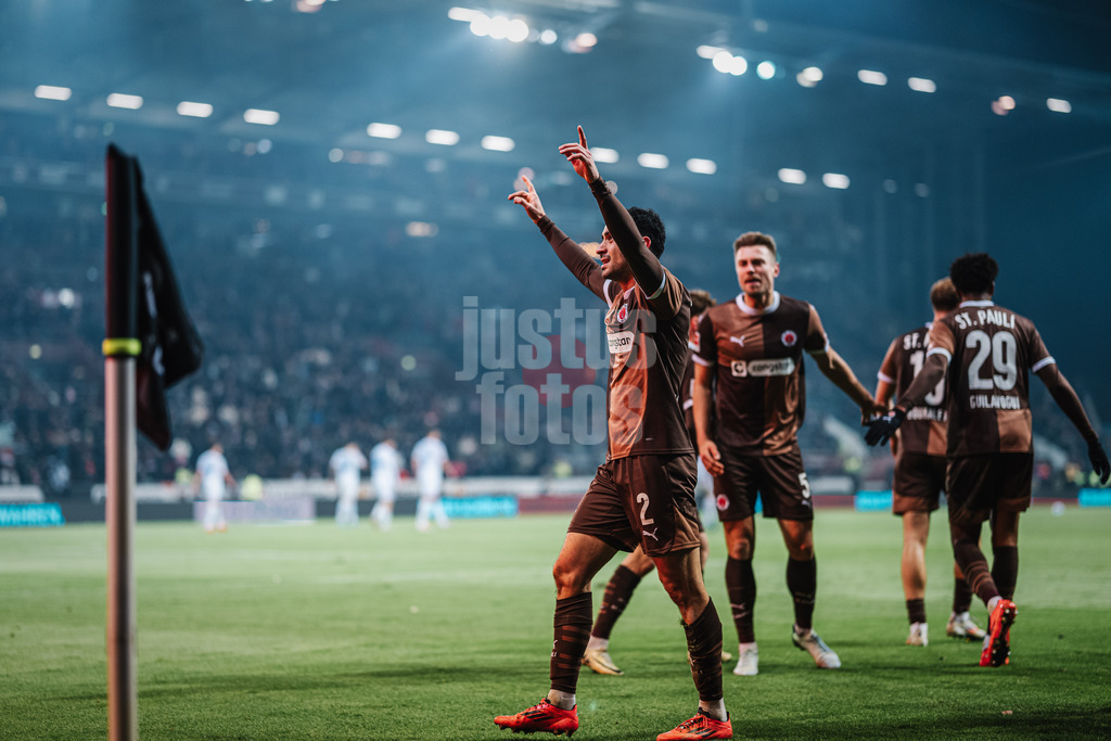 Fußball | Männer | Saison 2024/2025  | Fußball-Bundesliga | 12. Spieltag | FC St. Pauli vs. Holstein Kiel | 29.11.2024 | Manolis Saliakas (#2, FC St. Pauli) schießt das Tor zum 1:0 und jubelt