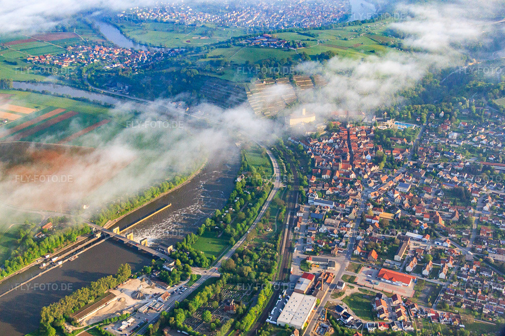 Luftbild: Ortsansicht am Neckarufer unter Morgendlichen Wolken mit Schlosshotel Horneck im Siebenbürgischen Kultur und Begegnungszentrum in Gundelsheim im Bundesland Baden-Württemberg in Deutschland. Foto: IMG_56990.jpg vom 08.05.2013 durch Werner Riehm/FLY-FOTO.deAuflösung des Originals: 4752 x 3168 pxSchlosshotel Horneck - übernachten, feiern, tagen mit besonderem Flair