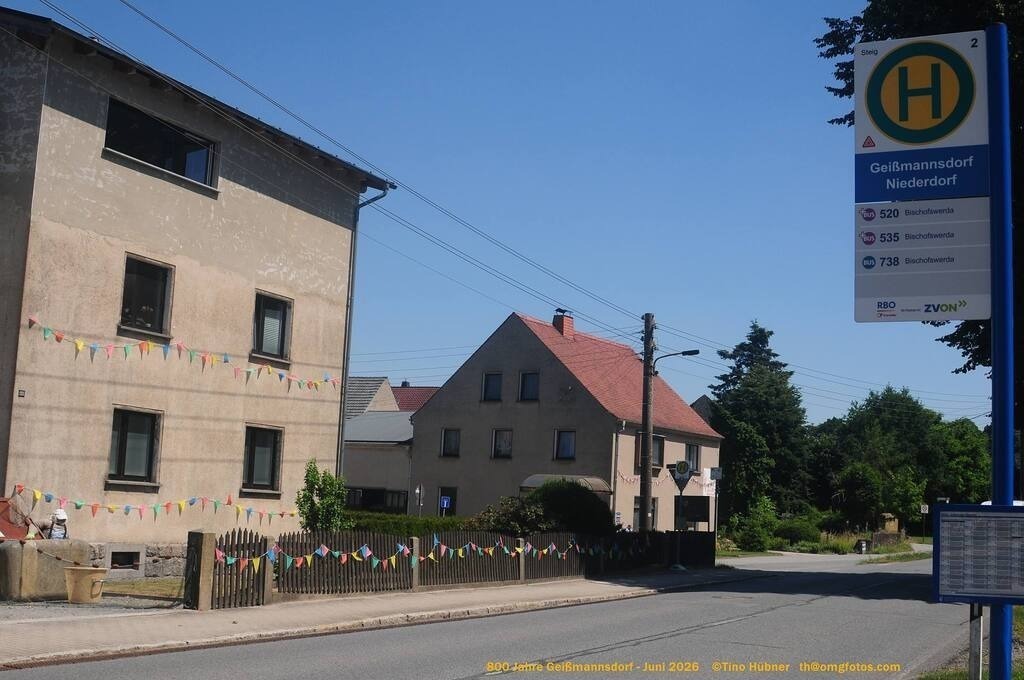 Geißmannsdorf-2026-Ortsbilder-465 | Geißmannsdorf bei Bischofswerda im Sommer 2026. Ein fotografischer Streifzug durch das Dorf Geißmannsdorf, mit Gebäuden, Straßen, Strohpuppen und geschmückten Vorgärten und Grundstücken anlässlich der 800-Jahr-Feier von Geißmannsdorf im Juni 2026 - Realisiert mit Pictrs.com