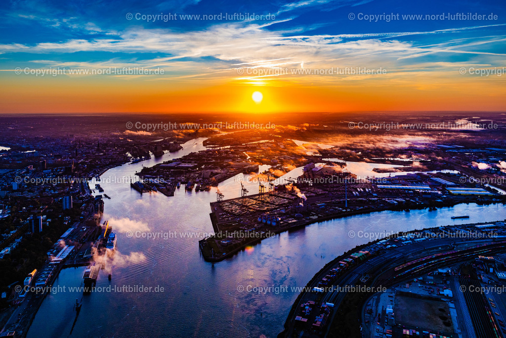 Hamburg_Tollerort_HHLA_CTT_Sonnenaufgang_ELS_1428121024 | HAMBURG 12.10.2024 Containerterminal im Containerhafen des Überseehafen Container Terminal Tollerort in Hamburg. // Container Terminal in the port of the international port Container Terminal Tollerort in Hamburg. Foto: Martin Elsen