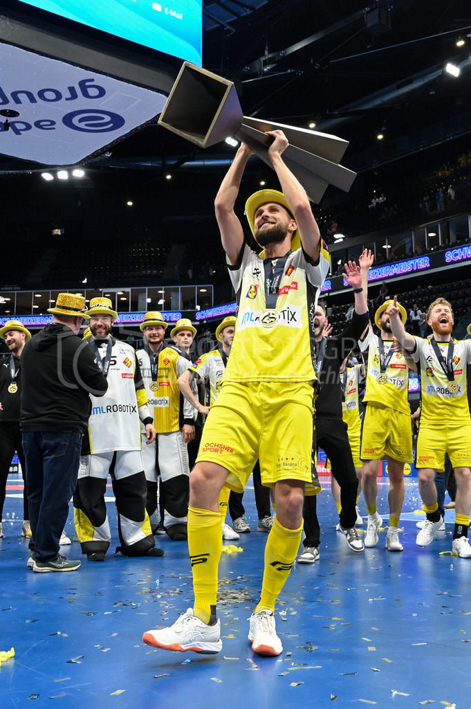Zug United - HC Rychenberg - 25. April 2026 | Johan Larsson (#5 HC Rychenberg Winterthur) mit dem Pokal am L-UPL Superfinal-Spiel zwischen Zug United und HC Rychenberg am 25. April 2026 in der BCF Arena, Fribourg, Schweiz.Bild: Sportfotografie Markus Aeschimann | www.markus-aeschimann.ch - Realized with Pictrs.com