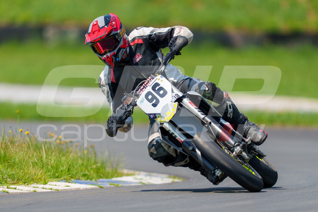 G-Cup + Supermoto Staatsmeisterschaft + Hungarian Supermoto Championship | GRIPcapture steht für authentische Sportfotografie in Österreich – für Momente, die mehr sind als Geschwindigkeit oder Ergebnis. Es geht um Emotion, Spannung, Fokus und den Augenblick, der oft nur einen Wimpernschlag dauert.Ob Motorsport, Teamsport oder 