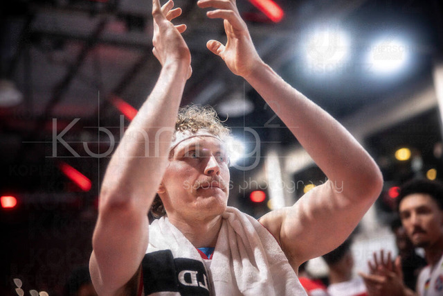 Barmer 2. Basketball Bundesliga ProA: Rheinstars Koeln vs. BBC Bayreuth, 11.01.26 | Köln, 11.01.26 - Adam John Paige (RheinStars Köln, 13, PF) feiert den Sieg nach dem Spiels der Barmer 2. Basketball Bundesliga ProA: Rheinstars Koeln vs. BBC Bayreuth in der Motor World in Köln.