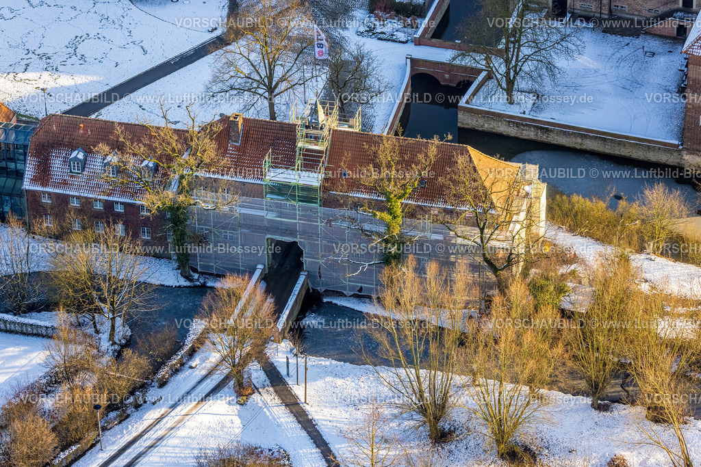 Hamm260105375 | Luftbild, Schloss Oberwerries Wasserschloss in den Lippeauen mit Brücke, Bildungsstätte und Begegnungsstätte in der Winterlandschaft, Baustelle und Fassadenverkleidung, Stadtbezirk Heessen, Hamm, Ruhrgebiet, Nordrhein-Westfalen, Deutschland