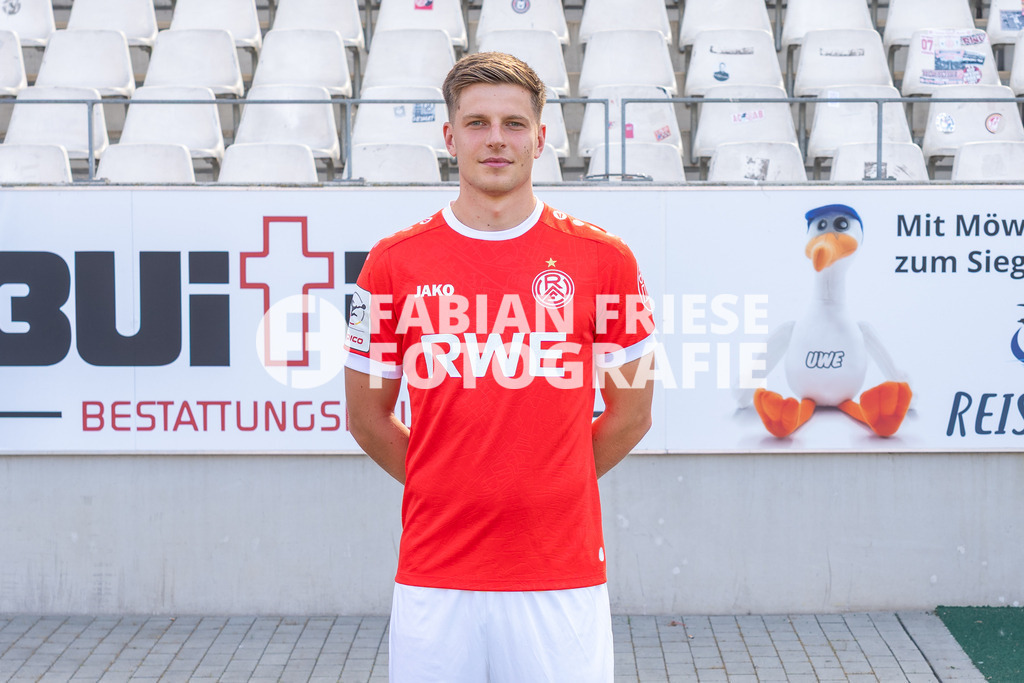 Rot-Weiss Essen; 3. Liga, Portraettermin 2026/2027, Foto: Eibner-Pressefoto/Fabian Friese | Michael Kostka (Rot-Weiss Essen, #02),Rot-Weiss Essen; 3. Liga, Portraettermin 2026/2027, Foto: Eibner-Pressefoto/Fabian Friese - Realisiert mit Pictrs.com