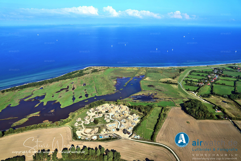 Geltinger Birk Luftbild - Ferien im Naturschutzgebiet | Die Lage bietet direkten Zugang zu Naturerlebnissen, fantastischen Rad- und Wanderwegen sowie verschiedenen Strandtypen – vom Naturstrand mit Wassersportmöglichkeiten bis zum idealen Badestrand an der Geltinger Bucht. Der Urlaub ist auch in der kalten Jahreszeit besonders schön und abwechslungsreich. Positive Aspekte sind die idyllische Lage, die hundefreundliche Atmosphäre und die Nähe zur dänischen Südsee.