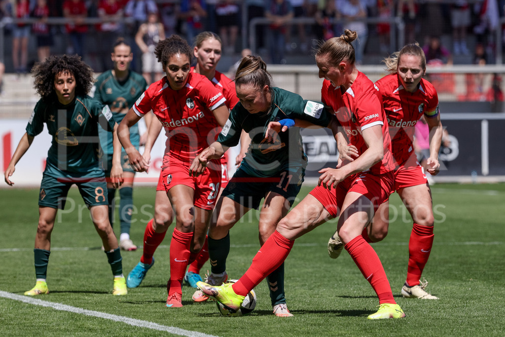 Fussball, Google Pixel Frauen-Bundesliga, SC Freiburg - SV Werder Bremen | v.li.: Cora Zicai (SC Freiburg, 28), Maja Sternad (SV Werder Bremen, 11) und Julia Stierli (SC Freiburg, 5) im Zweikampf, Duell, Dynamik, Aktion, Action, Spielszene, DIE DFB-RICHTLINIEN UNTERSAGEN JEGLICHE NUTZUNG VON FOTOS ALS SEQUENZBILDER UND/ODER VIDEOÄHNLICHE FOTOSTRECKEN. DFB REGULATIONS PROHIBIT ANY USE OF PHOTOGRAPHS AS IMAGE SEQUENCES AND/OR QUASI-VIDEO.
