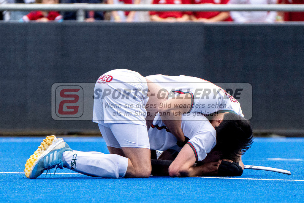 Final4_20250601-1510-HK108700 | Krefeld, Deutschland, 01.06.2025:  Feldhockey Final4 2025 – „Deutsche Feldhockey-Meisterschaften 2025“ Crefelder HTC - Rot-Weiss Köln (Finale Herren) im Gerd-Wellen-Hockeyanlage am 01.06.2025 in Krefeld, Deutschland. (Foto von Kramhöller/Fehrmann/Kaste)Krefeld, Germany, 01.06.2025: Feldhockey Final4 2025 – „Deutsche Feldhockey-Meisterschaften 2025“ Harvestehuder HTC - Düsseldorfer HC (Finale Damen) in Gerd-Wellen-Hockeyanlage at 01.06.2025 in Krefeld, Deutschland. (Foto from Kramhöller/Fehrmann/Kaste)