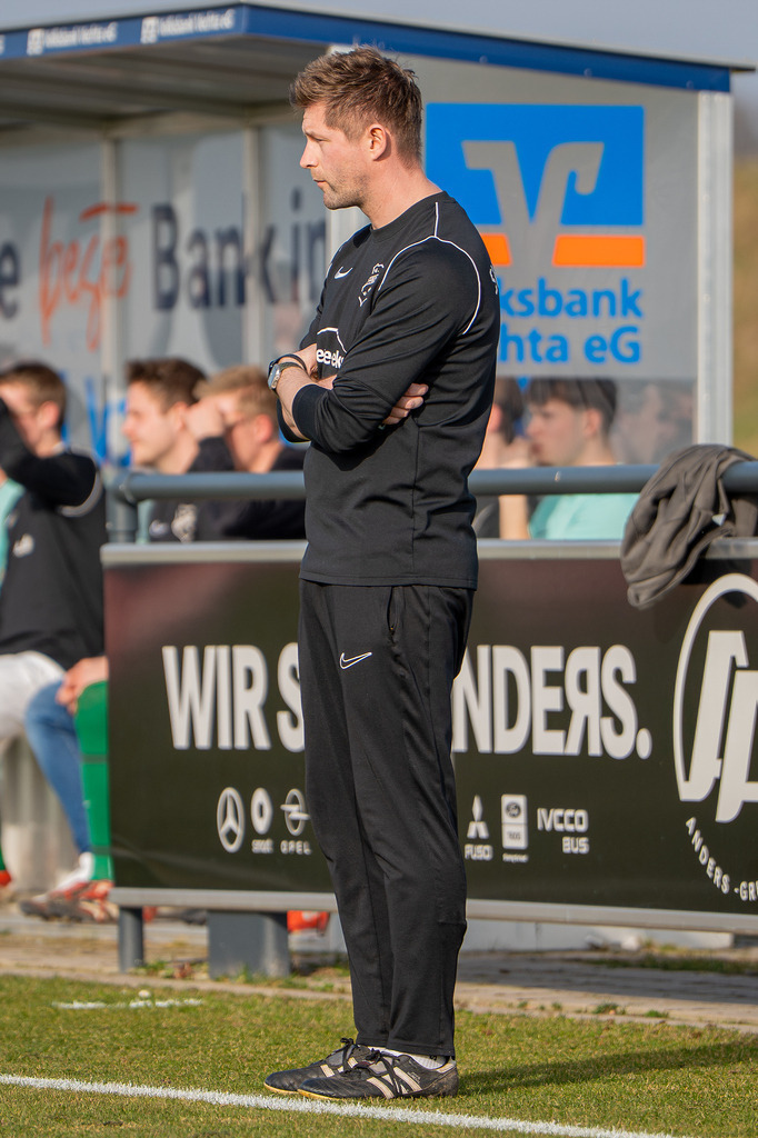 Fußball I Herren I Saison 2025-2026 I Bezirksliga Weser-Ems 4 I 22. Spieltag I Vfl Oythe  - SV Bethen I 7080 | jns.sportfotos - Realisiert mit Pictrs.com