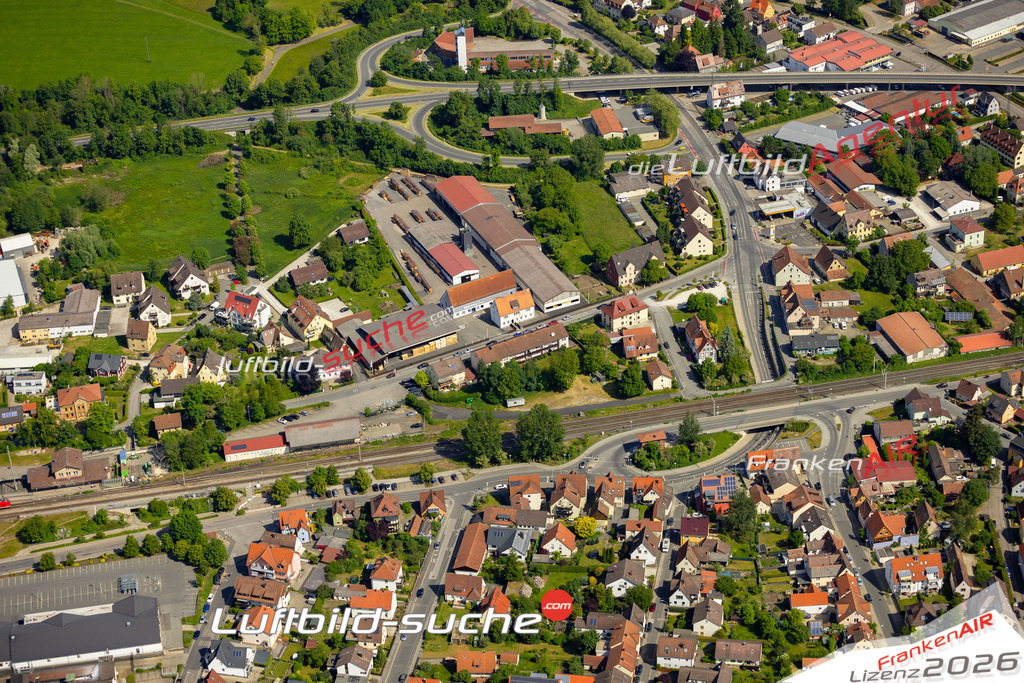 Das Luftbild zeigt Ostbahnstrasse Hersbruck - Die Luftaufnahme wurde 2023 vom UL-Flugzeug aus erstellt ( keine Drohne ) - Hochauflösende Luftaufnahme - Für grossformatige Ausdrucke geeignet. Die Geschenkidee !Mit Lizenz und Bildrechte bestellbar