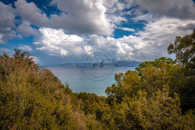 Blick vom Bad der Aphrodite bei Polis auf das Meer und die Küste Zyperns am Tag | Blick vom Bad der Aphrodite bei Polis auf das Meer und die Küste Zyperns am Tag