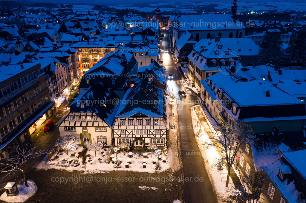 Luftbild verschneite abendliche Briloner Innenstadt | Luftbild zeigt den Briloner Marktplatz an einem Winterabend. Stimmungsvolles winterliches Bild des beleuchteten Stadtzentrums im Schnee.