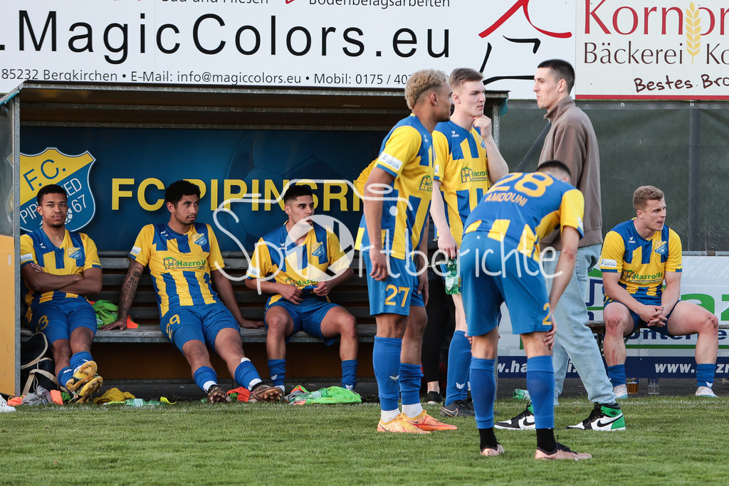 FC Pipinsried - TSV Buchbach | Auf Wiedersehen in Pipinsried? / Der Dorfclub steigt aus der Regionalliga ab / Absteiger / Abstieg / Symbolbild / haengende Koepfe nach Schlusspfiff bei den Hausherren