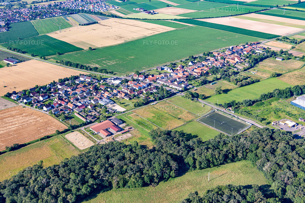 Luftbild: Ortsansicht von Nordosten im Ortsteil Minderslachen in Kandel im Bundesland Rheinland-Pfalz in Deutschland. Foto: IMG_142554.jpg vom 09.07.2024 durch Werner Riehm/FLY-FOTO.de