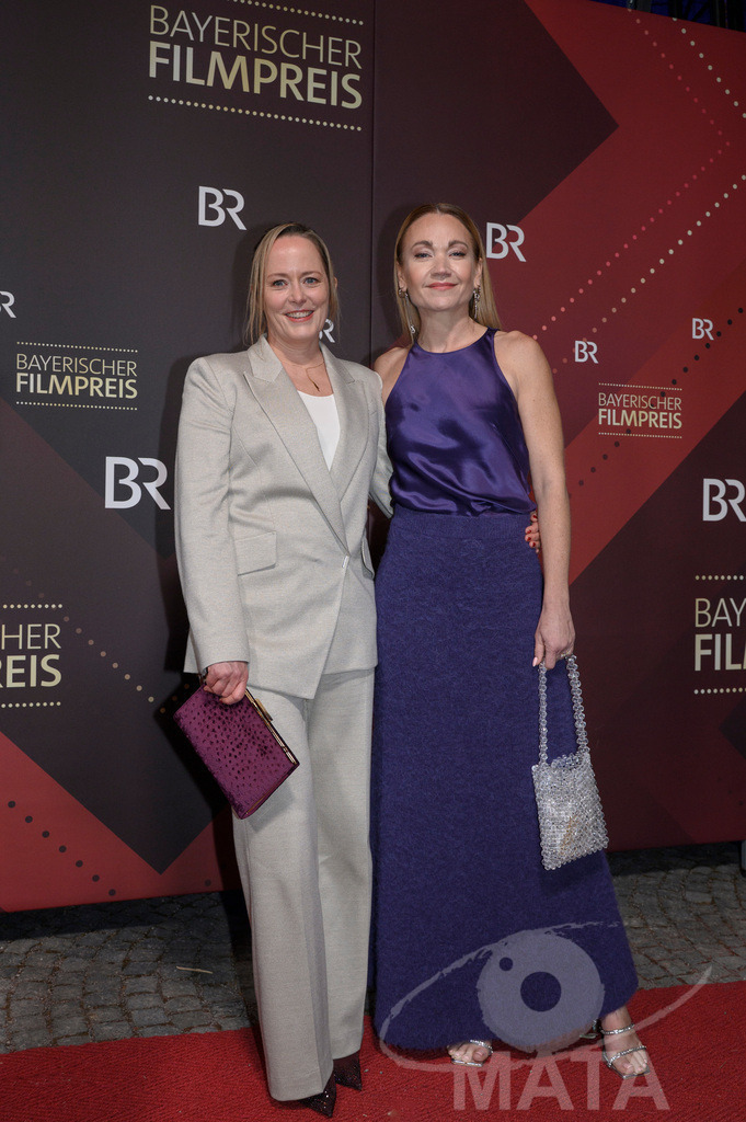 _DWI4896 | Silke Bodenbender und Lisa Maria Posthof  bei der Verleihung des 47. Bayerischen Filmpreises 2026  im Prinzregententheater. München, Deutschland. Der Bayerische Filmpreis wird seit 1979 von der Bayerischen Staatsregierung verliehen, um die Bedeutung des Kinofilms als Kulturgut herauszustellen - Realisiert mit Pictrs.com