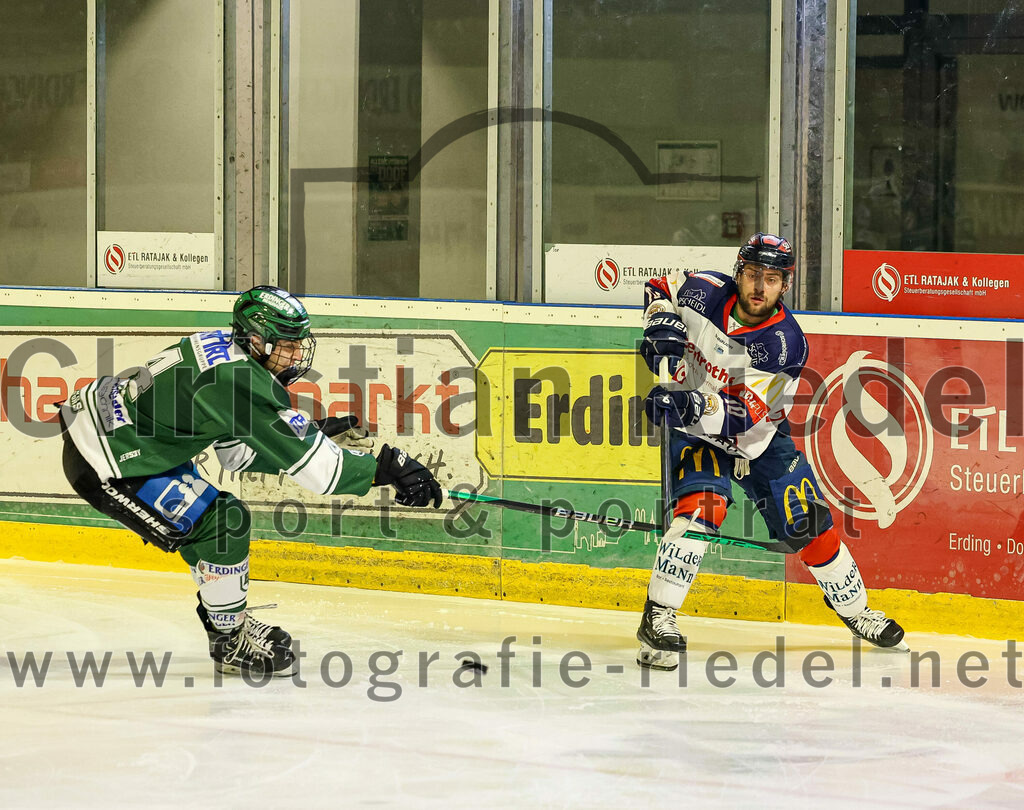 2024-01-05_016_TSV_Erding_gegen_VfE_Ulm-Neu-Ulm | Erding, Deutschland, 05.01.2024:
Eishockey, Bayernliga Vorrunde 2023 / 2024, 22. Spieltag, TSV Erding gegen VfE Ulm/Neu-Ulm, Endergebnis: 7:6

Simon Franz (Erding Gladiators, #4), Martin Podesva (VfE Ulm/Neu-Ulm e. V., #10)

Foto: Christian Riedel / fotografie-riedel.net