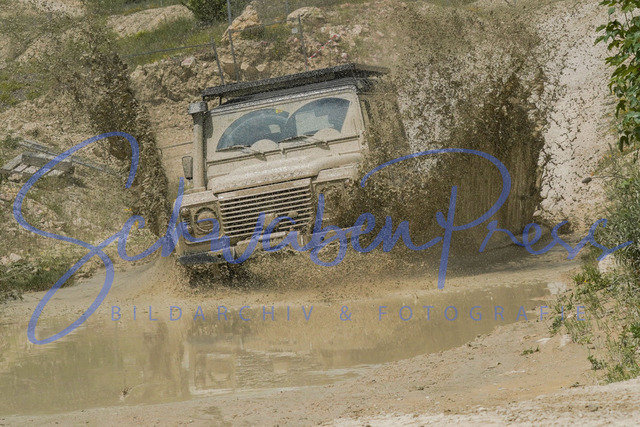 DSC08950 | Vierradfahrzeuge testen unterschiedliches Terrain - ueber Stock und Stein

Offroad Grundkurs im Steinbruch. Unterschiedliche Fahrgegebenheiten mit dem gelaendegaengigem Offroad-Fahrzeug. 

Deutschland, Geisingen, Steinbruch Meichle und Mohr, 10.06.2023