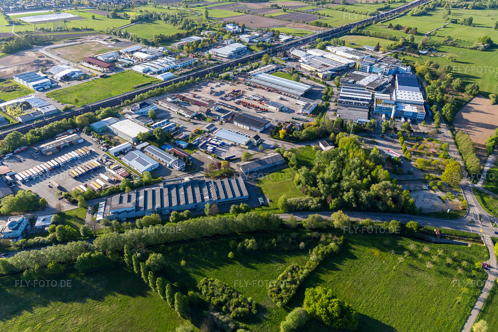 Luftbild: Industriegebiet an der B3n im Ortsteil Steinbach in Baden-Baden im Bundesland Baden-Württemberg in Deutschland. Foto: IMG_099147.jpg vom 23.04.2017 durch Werner Riehm/FLY-FOTO.de