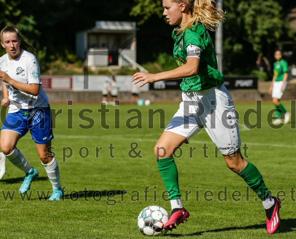 2023-09-16_025_FC_Forstern_gegen_VfL_Sindelfingen_Ladies_I | Forstern, Deutschland, 16.09.2023:
Fußball, B-Juniorinnen-Bundesliga Süd 2023 / 2024, 2. Spieltag, FC Forstern gegen VfL Sindelfingen Ladies I, Endergebnis: 4:1

Yanica Moritz (FC Forstern, #17)

Foto: Christian Riedel / fotografie-riedel.net