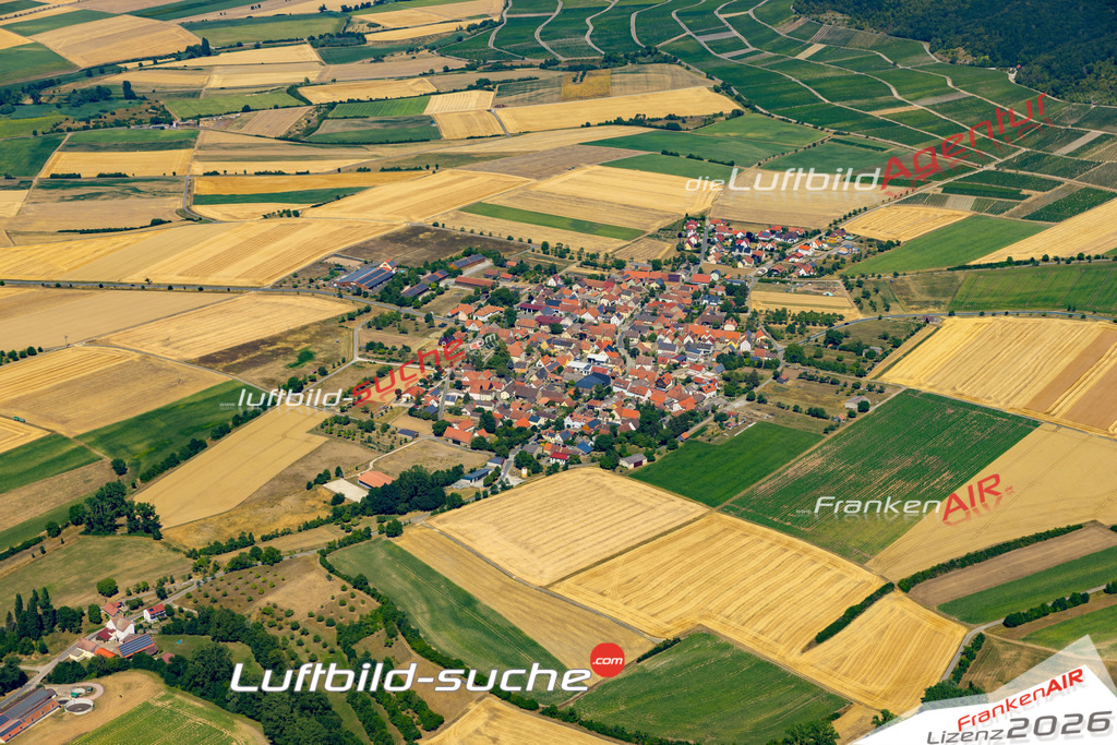Aktuelles Luftbild von Bullenheim Ippesheim - Die Luftaufnahme wurde 2022 mittels UL-Flugzeug erstellt ( keine Drohne ) - hochauflösende Kamera-Systeme von  Canon -Beste Qualität - Für grossformatige Ausdrucke geeignet. Die Geschenkidee !