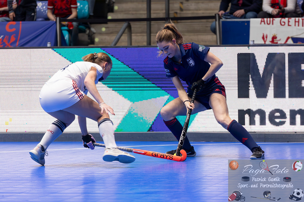 Volvo E.R.B. Final 4 Halbfinale Frauen: Mannheimer HC - Düsseldorfer HC, 25.01.2025 | Lucy Zich (Düsseldorfer HC #33) & Linda Bens (Mannheimer HC #24) im Zweikampf um den ball, Mannheimer HC - Düsseldorfer HC, Frankfurt, Süwag Arena, 25.1.2025 - Realisiert mit Pictrs.com