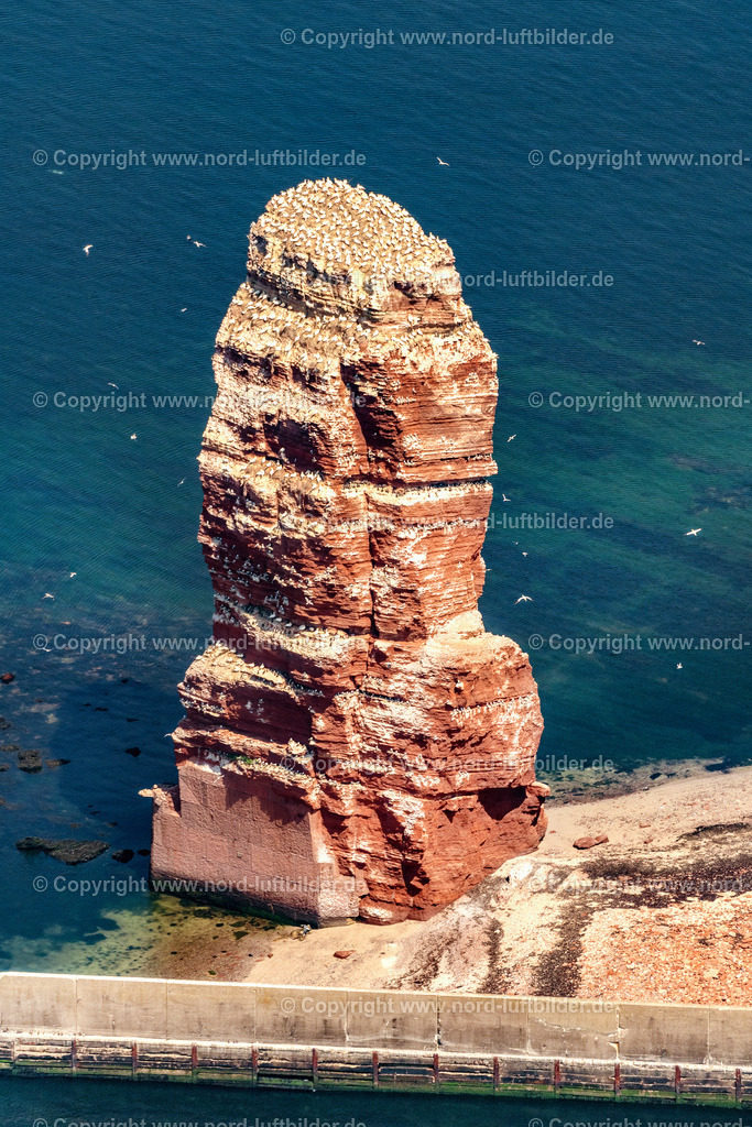 Helgoland_Lange_Anna_ELS_1887250622 | HELGOLAND 25.06.2022 Die freistehende Felsnadel / Brandungspfeiler Lange Anna auf Helgoland im Bundesland Schleswig-Holstein. Sie besteht aus rotem Buntsandstein. // The detached rock needle / surf pillars Tall Anna on Helgoland in Schleswig-Holstein. Foto: Martin Elsen