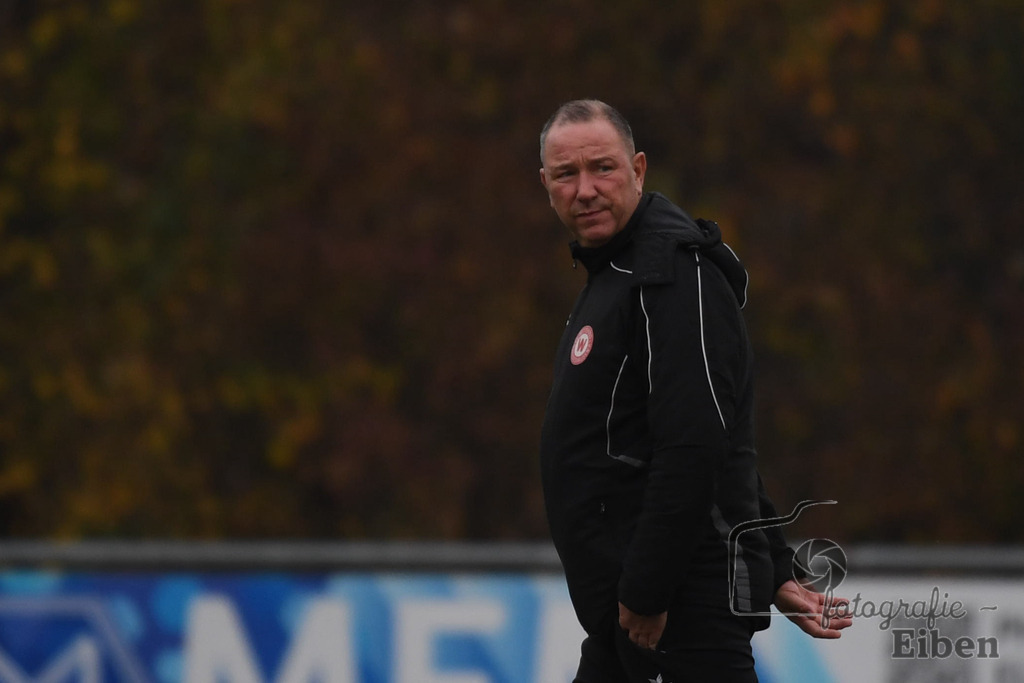 FC Rastede-VfL Wildeshausen | Herren Bezirksliga 2; FC Rastede (blau)-VfL Wildeshausen (rot) am 09.11.2025 in Rastede (Sportanlage Köttersweg), Photo: Philip Eiben 2025 - Realisiert mit Pictrs.com