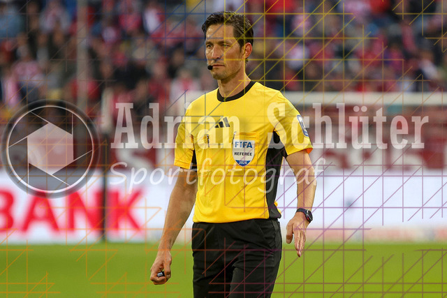 10.04.2026, GER, Fussball, Herren, 2. BL, Saison 2025/2026, Fortuna Düsseldorf - Holstein Kiel | Schiedsrichter Dr. Matthias Jöllenbeck schaut 