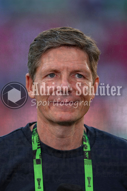 27.05.2026, EUR, Fussball, Herren, Conference League Finale, Saison 2025/2026, Crytsal Palace F.C. - Rayo Vallecano de Madrid | Oliver Glasner (Crystal Palace, Trainer) lächelt, lacht