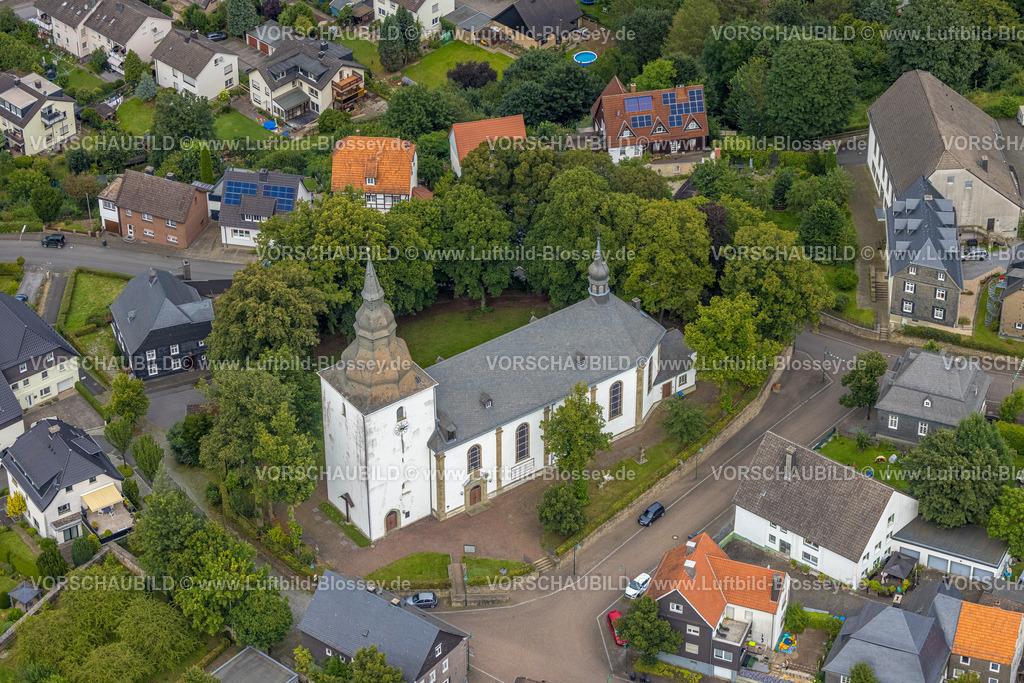 Warstein240713771Belecke | Luftbild, kath. St. Pankratius Kirche im Ortszentrum Belecke, Warstein, Sauerland, Nordrhein-Westfalen, Deutschland