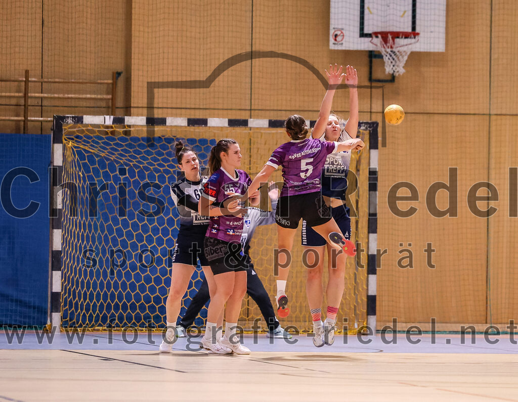 2024-11-24_036_SpVgg_Altenerding_gegen_HC_Donau-Paar_II | Erding, Deutschland, 24.11.2024:Handball, Bezirksoberliga Frauen Altbayern 2024 / 2024, 6. Spieltag, SpVgg Altenerding gegen HC Donau/Paar II, Endergebnis: 24:24Julia Fuchs (HC Donau/Paar, #66), Verena Kaiser (SpVgg Altenerding, #55), Lena Prem (SpVgg Altenerding, #5), Marina Wavrouschek (HC Donau/Paar, #11)Foto: Christian Riedel / fotografie-riedel.net