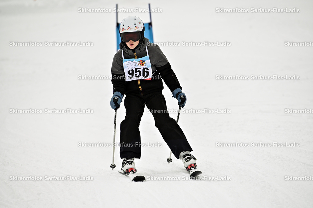SRF_20.02.2026_1149 | Skirennfotos,Serfaus,Fiss,Ladis,Kinderskirennen,Winter,Tirol,Oberland,skirace,SFL,feelfree,weil wir's genießen,ski,Ski,skifahren,Sonnenplateau, - Realisiert mit Pictrs.com