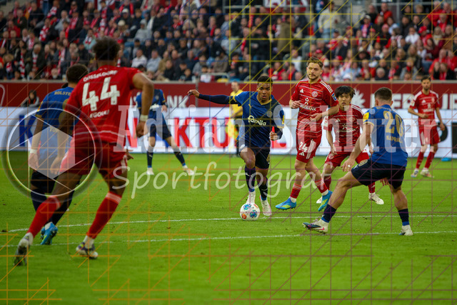 10.04.2026, GER, Fussball, Herren, 2. BL, Saison 2025/2026, Fortuna Düsseldorf - Holstein Kiel | Ikem Arinzechukwu (Kiel) in Aktion am Ball, Einzelaktion 