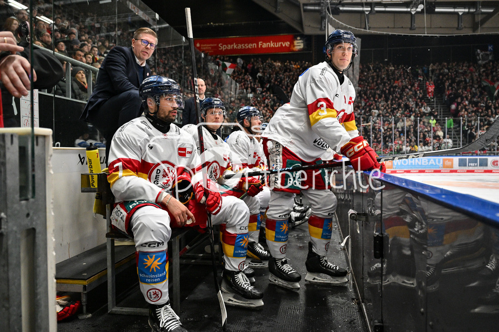 Augsburger Panther - Düsseldorfer EG | im Bild die Bank der DEG / DEL: Augsburger Panther - Düsseldorfer EG, Curt Frenzel Stadion am 13.12.2024