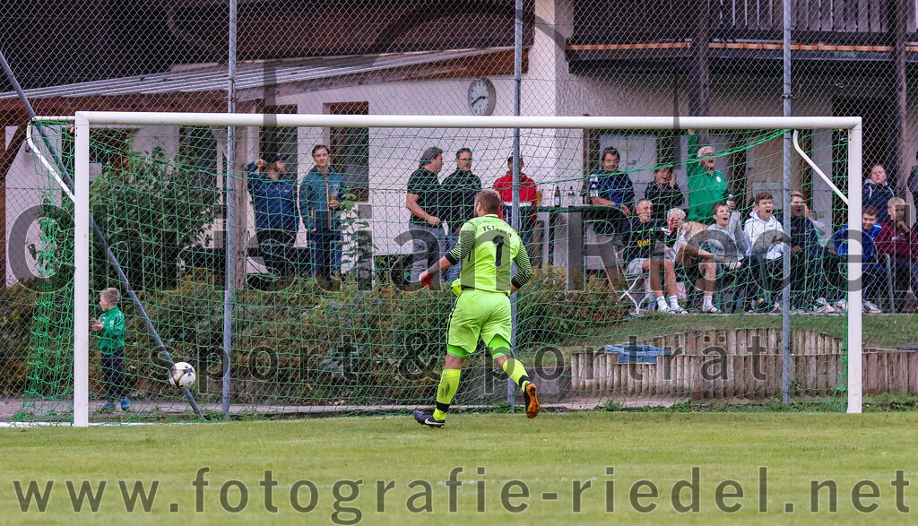 2023-07-25_056_SpVgg_Neuching_gegen_FC_Finsing | Neuching, Deutschland, 25.07.2023:
Fußball, A-Klasse 2023 / 2024, Toto Pokal, SpVgg Neuching gegen FC Finsing, Endergebnis: 2:4

Tor zum 2:3 durch Antonio Zuparic (SpVgg Neuching, #18)
Torwart Daniel Schröder (FC Finsing, #1)

Foto: Christian Riedel / fotografie-riedel.net