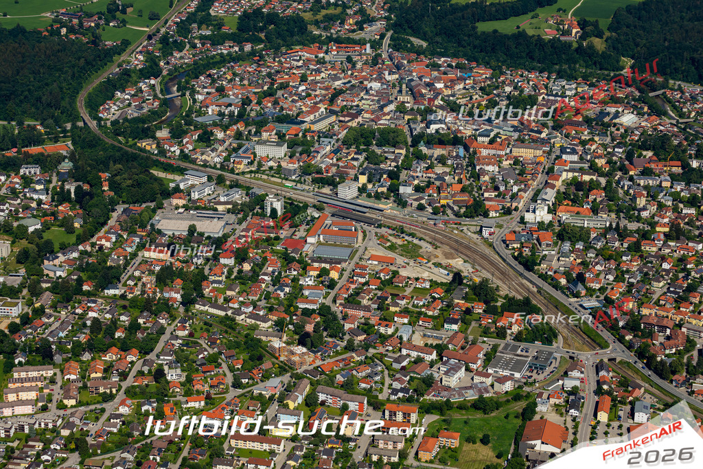 Aktuelles Luftbild von  Traunstein - Die Luftaufnahme wurde 2022 mittels UL-Flugzeug erstellt ( keine Drohne ) - hochauflösende Kamera-Systeme von  Canon -Beste Qualität - Für grossformatige Ausdrucke geeignet. Die Geschenkidee !
