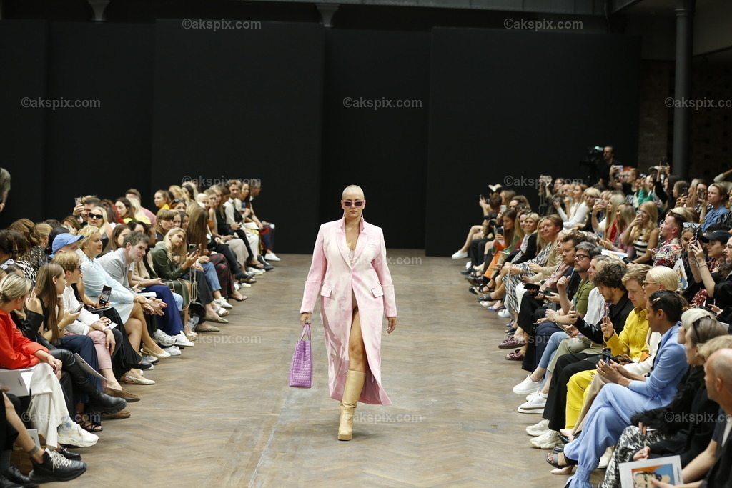 Kilian Kerner auf der  MBFW Spring/Summer 2023 | Mercedes-Benz Fashion Week (MBFW)  Frühling / Sommer 2023 im Hotel Telegraphenamt Berlin in Berlin-Mitte. Die Kollektionen von Kilian Kerner auf der MBFW Spring/Summer 2023. Das Bild zeigt Models mit der Kollektion von Kilian Kerner.