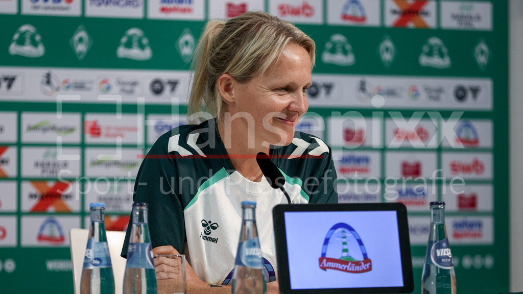 Fussball, Google Pixel Frauen-Bundesliga, Vorstellung Trainerin SV Werder Bremen | Friederike Kromp (Fritzy Kromp, Trainerin, Cheftrainerin, SV Werder Bremen) bei ihrer Vorstellung als neue Trainer der Frauen, Frauenmannschaft des SV Werder Bremen, Portrait, Nahaufnahme, Einzelfoto, Einzelbild, DIE DFB-RICHTLINIEN UNTERSAGEN JEGLICHE NUTZUNG VON FOTOS ALS SEQUENZBILDER UND/ODER VIDEOÄHNLICHE FOTOSTRECKEN. DFB REGULATIONS PROHIBIT ANY USE OF PHOTOGRAPHS AS IMAGE SEQUENCES AND/OR QUASI-VIDEO.