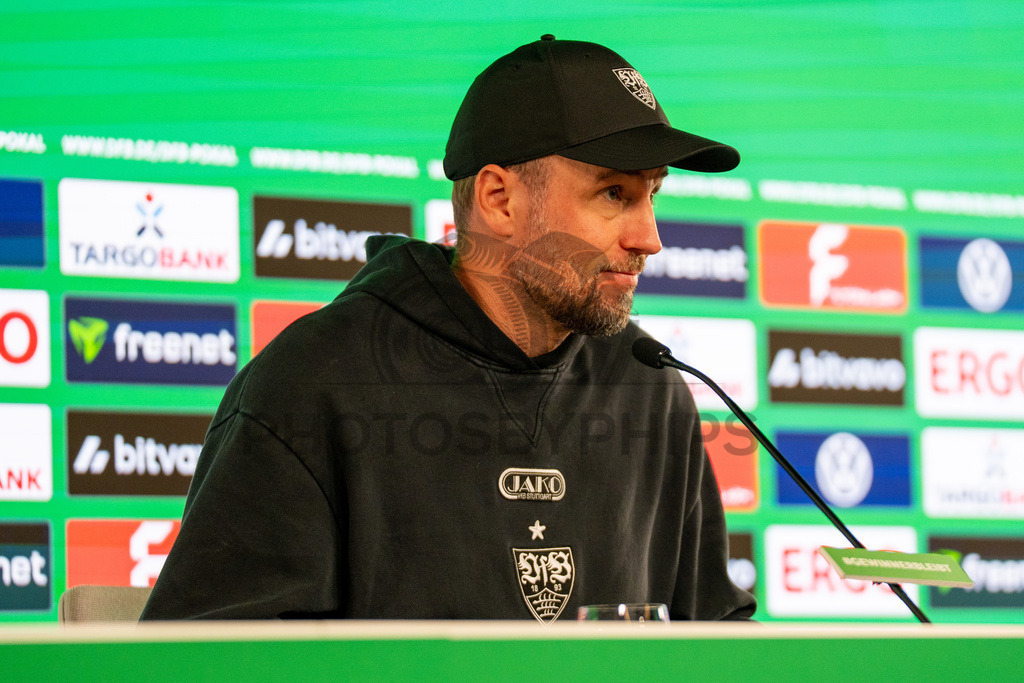 VfB Stuttgart vs. SC Freiburg, Fussball, DFB-Pokal, Halbfinale, 23.04.2026 | Sebastian Hoeness (Trainer VfB Stuttgart) bei der Pressekonferenz nach dem Einzug ins Pokalfinale,VfB Stuttgart vs. SC Freiburg, Fussball, DFB-Pokal, Halbfinale, 23.04.2026DFB regulations prohibit any use of photographs as image sequences and/or quasi-video