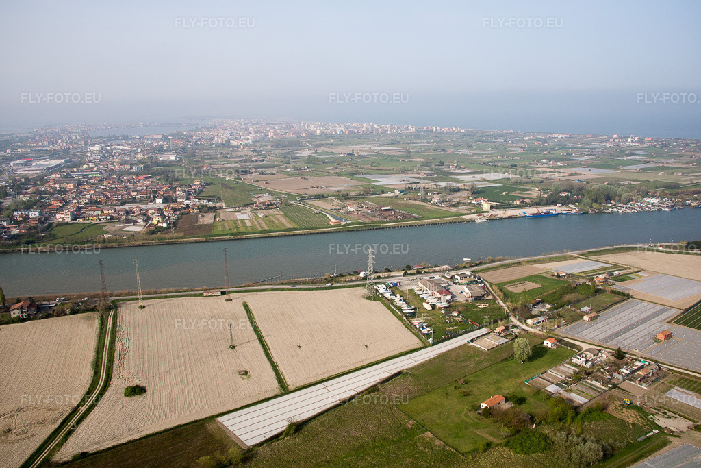 Vue aérienne: Vue de la ville à Sant'Antonio dans le département Vénétie, Italie. Photo: IMG_087406.jpg prise le 06/04/2016 par Werner Riehm/FLY-FOTO.eu – Résolution de l'original: 5472 x 3648 px
